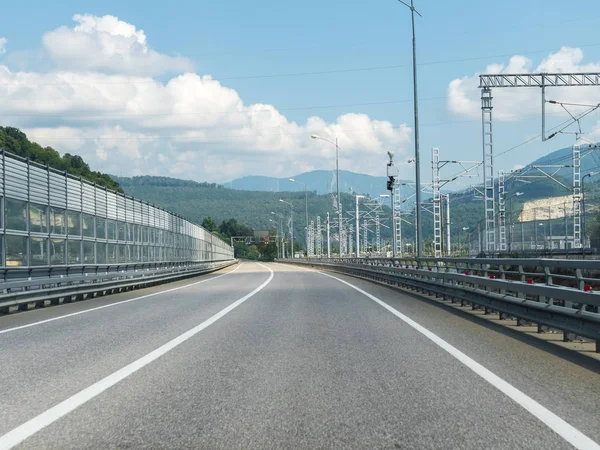 Prázdná silnice bez aut a lidí na silnici do Krasnaya Polyany — Stock fotografie