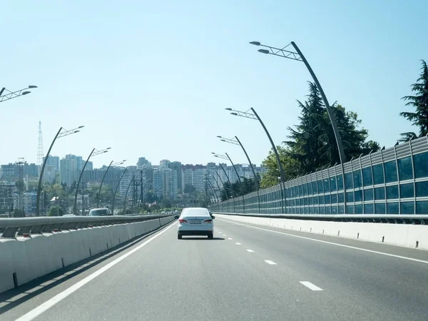 Auto jede po silnici směrem k městu. Rusko Sochi 08 04 2019 — Stock fotografie