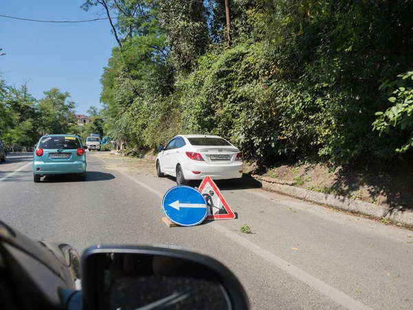 Opravte práci na obtoku silničního dopravního značení. Rusko Sochi 08 04 201 — Stock fotografie