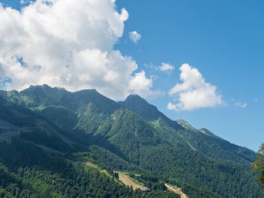 Yaz aylarında bulutlar Rosa Khutor Sochi ile güzel yeşil dağlar