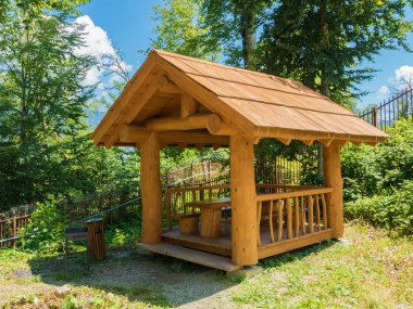 Ormanda barbekü için barbekü ile büyük bir ağacın bir günlük güzel yazlık ev