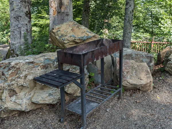 Barbacoa en el fondo de grandes piedras en el bosque — Foto de Stock