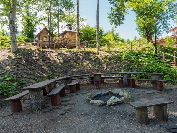 Een prachtige plek in bossen voor een rust kamp — Stockfoto