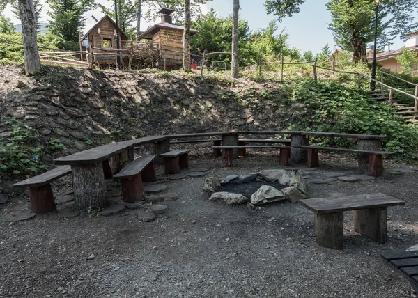 Een prachtige plek in bossen voor een rust kamp — Stockfoto