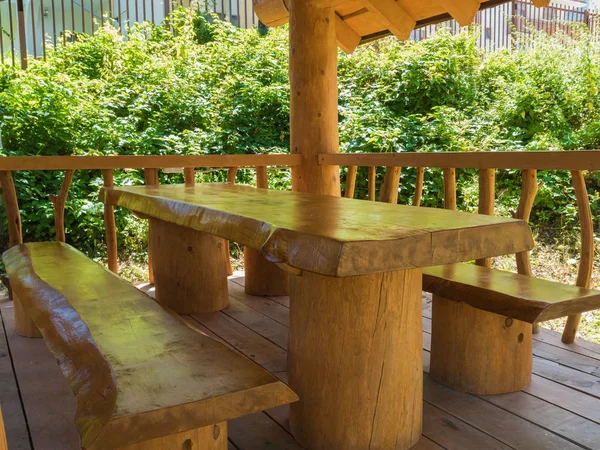 통나무 오두막에 큰 단단한 나무로 만든 테이블과 두 개의 벤치 — 스톡 사진