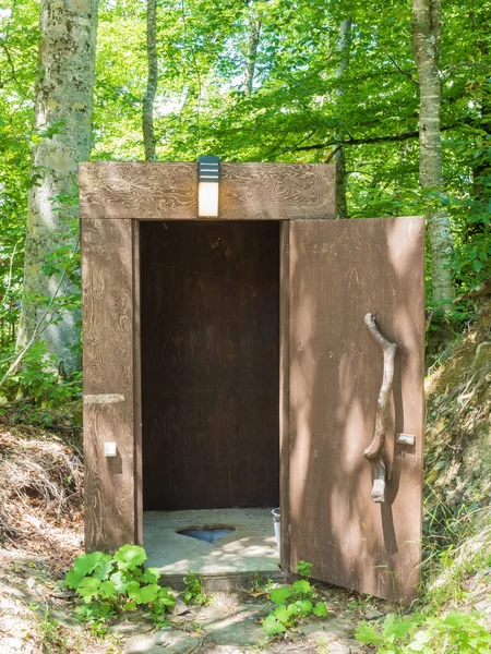 Toilet in the forest hole heart shape in a green forest in mountains — Stock Image Toilet in the forest hole heart shape in a green forest in mountains Stock Picture
