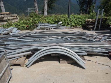 Paslanmaz metal depo gün boyunca beton üzerinde yatıyor