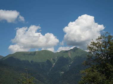 Rosa Khutor tatil güzel yeşil dağlar ve bulutlar