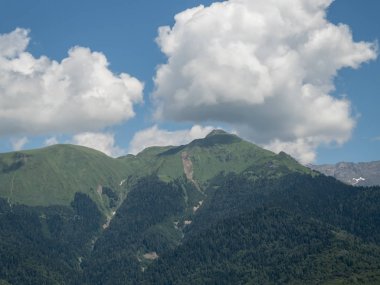 Rosa Khutor tatil güzel yeşil dağlar ve bulutlar