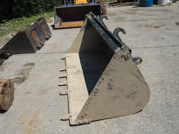 Traktörden demir kova sokakta duruyor.