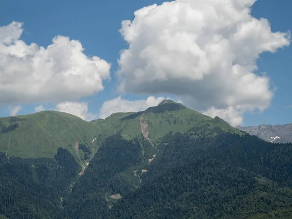Rosa Khutor tatil güzel yeşil dağlar ve bulutlar