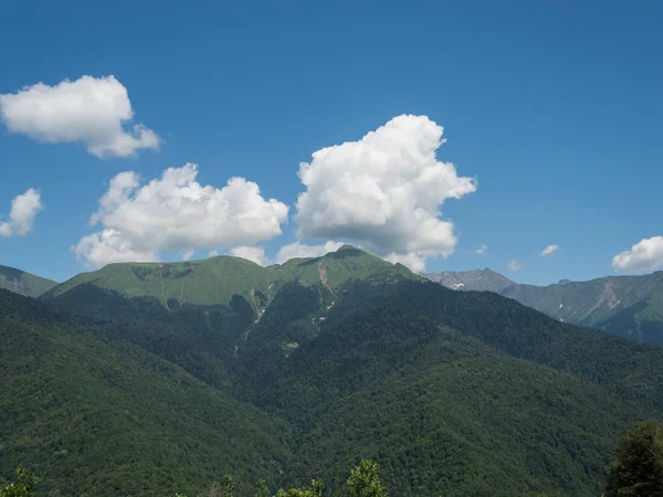 Rosa Khutor tatil güzel yeşil dağlar ve bulutlar