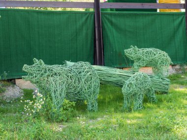 Ağaç dallarından bir ayı ve iki yavru figürleri. Geçici bir rakam. Rosa Khutor