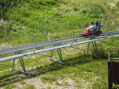 Karı koca Rodelbahn üzerinde neşeli binmek. Rosa Khutor. Rusya Soçi 08 04 2019