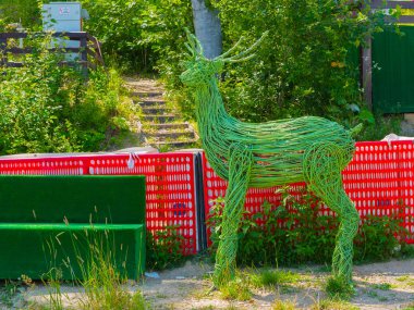 Ağaç dallarından bir geyik figürü. Geçici bir rakam. Rosa Khutor