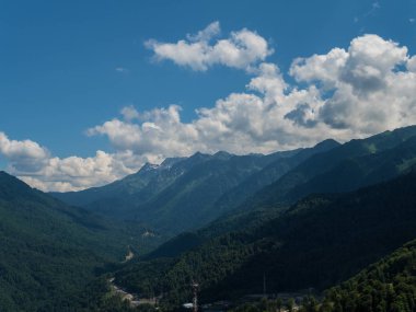 Bulutlar ile dağların güzel bir görünüm . Rosa Khutor