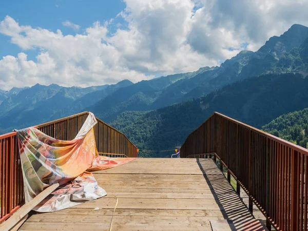 Dağ manzaralı yapım aşamasındaki köprü. Rosa Khutor. Yükseklik 1100 m. Rusya Soçi 08 04 2019