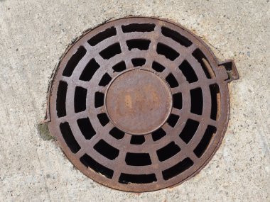 Rosa Khutor'da betonda kanalizasyon demiri kapakları