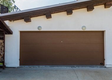 Rosa Khutor'da kahverengi garaj asansör kapısı. Krasnaya Polyana