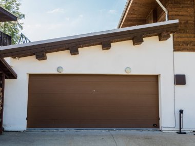 Rosa Khutor'da kahverengi garaj asansör kapısı. Krasnaya Polyana