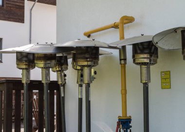 Açık kullanım ısıtıcıları sadece evin duvarına karşı durmak. Rosa Khutor. Yükseklik 1100 m. Rusya Soçi 08 04 2019