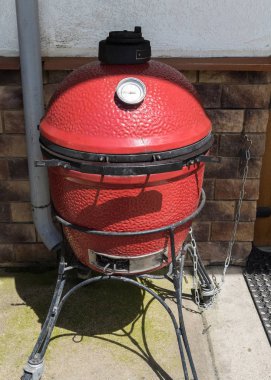 Seramik ızgara - kamado barbekü sokakta duruyor. Rosa Khutor
