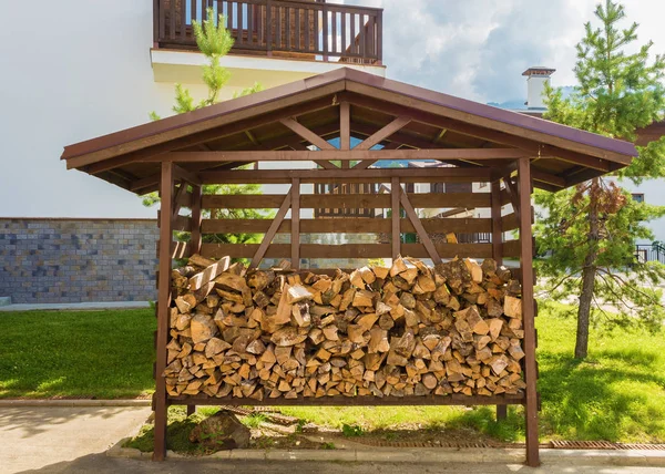 Einen Metallschuppen zur Lagerung von Brennholz im Freien bei rosa khutor. Krasnaja Poljana — Stockfoto