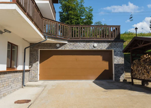 Rosa Khutor'da kahverengi garaj asansör kapısı. Krasnaya Polyana