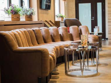 Güzel bir yumuşak kanepe ve bir sehpa ile otel konukları için Salon. Rosa Khutor. Yükseklik 1100 m. Rusya Soçi 08 04 2019