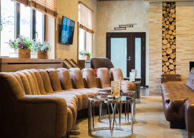 Güzel bir yumuşak kanepe ve bir sehpa ile otel konukları için Salon. Rosa Khutor. Yükseklik 1100 m. Rusya Soçi 08 04 2019