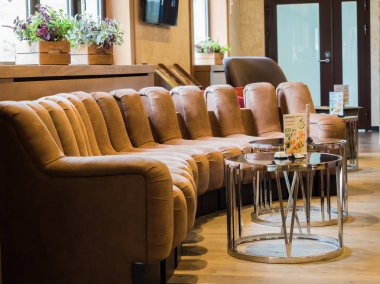 Güzel bir yumuşak kanepe ve bir sehpa ile otel konukları için Salon. Rosa Khutor. Yükseklik 1100 m. Rusya Soçi 08 04 2019