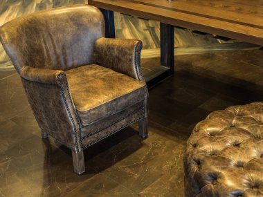 Güzel deri koltuk ve puf ve iş aksesuarları ile masa. Rosa Khutor.