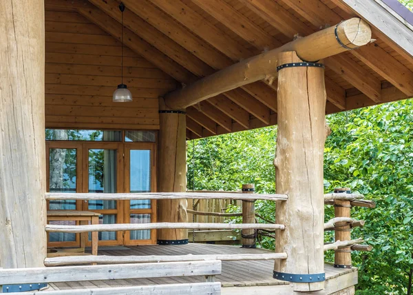 Casa de campo de una casa de troncos de árboles grandes una veranda — Foto de Stock