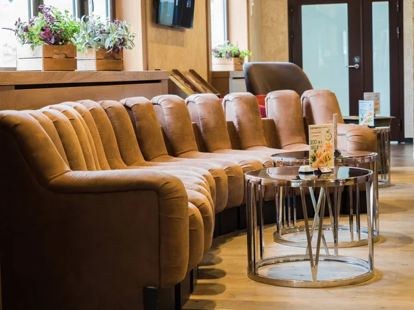 Güzel bir yumuşak kanepe ve bir sehpa ile otel konukları için Salon. Rosa Khutor. Yükseklik 1100 m. Rusya Soçi 08 04 2019