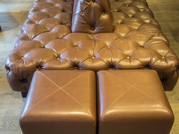 Rosa Khutor Otelinin lobisinde iki Osmanlı ve güzel bir kanepe standı nın bir parçası