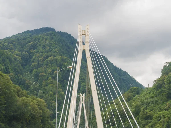 クラスナヤ・ポリアナへの道路上の吊り橋 — ストック写真
