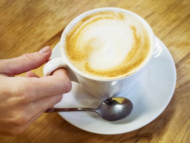 Kalp şeklinde köpüklü bir bardak kapuçino.