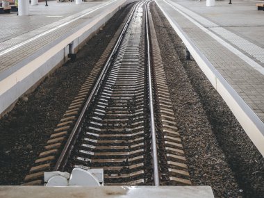 Demiryolu raylarının, pusucuların ve yüksek platformların manzarası. Şehirlerarası raylar