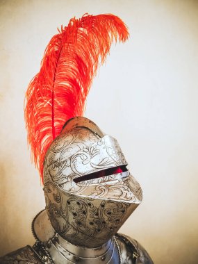 Rusya, Soçi 14.03.2020. Bir ortaçağ şövalyesi metal miğfer desenli kovalamaca ve uzun bir devekuşu kırmızı tüyü