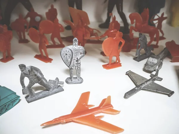 Juguete soviético plástico rojo y gris estaño soldados y aviones. Juguetes infantiles de la URSS — Foto de Stock