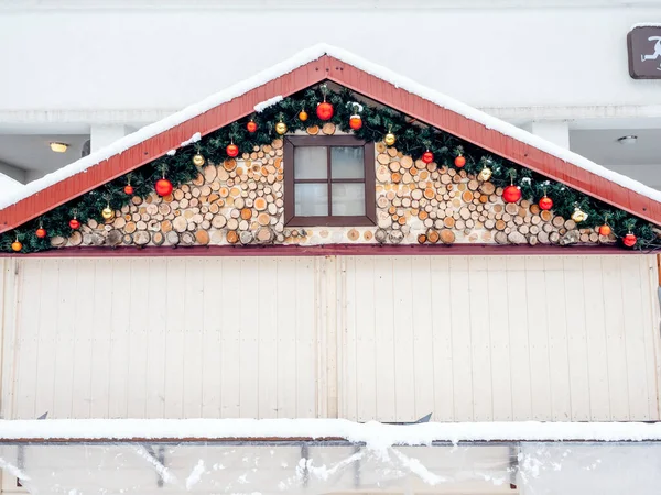 屋檐下有木料装饰和圣诞装饰品的窗户碎片 — 图库照片