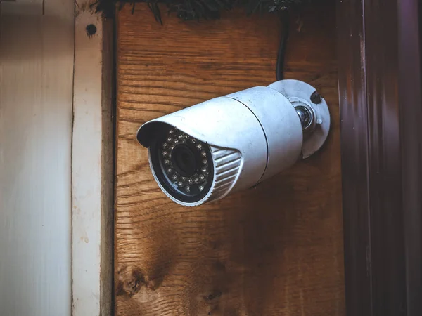 Caméra de surveillance extérieure cylindrique fixée à une surface en bois — Photo