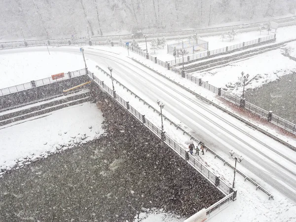 Kilátás az autó híd a folyón hóesés közben. — Stock Fotó