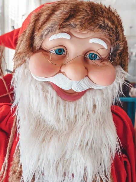 Testa di Babbo Natale in gomma giocattolo con occhi azzurri e occhialini metallici sul naso e con barba e berretto e pelliccia sintetica — Foto Stock