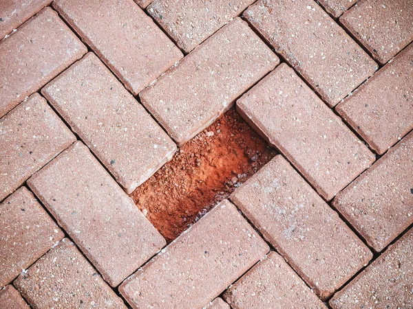 Lastre di pavimentazione rosse con un pezzo mancante. Close-up foto — Foto Stock