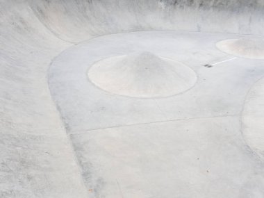 Rampaları ve koni bariyerleri olan beton kaykay parkı. Tam ekran fotoğrafı