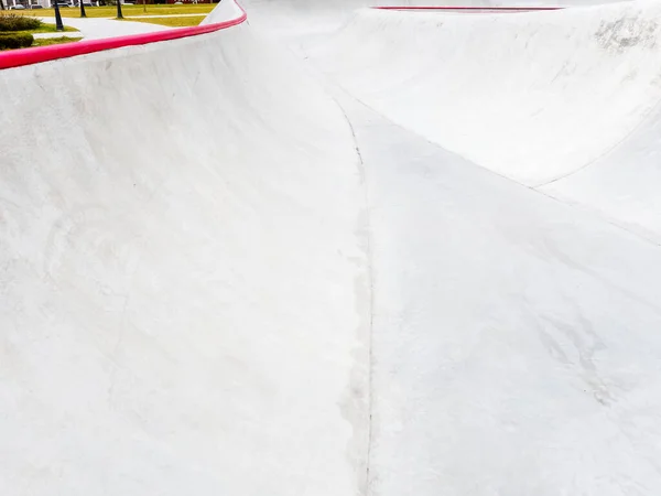 Skatepark de concreto cinza com uma borda vermelha no lado. Close-up fotos — Fotografia de Stock