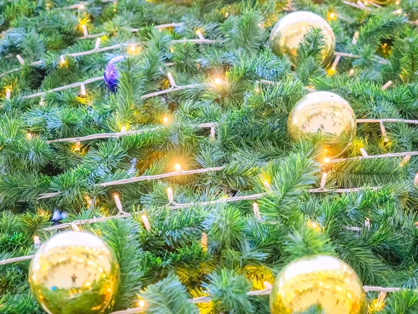 Albero di Natale lussureggiante con ghirlanda incandescente, palline blu e dorate. Foto a schermo intero — Foto Stock
