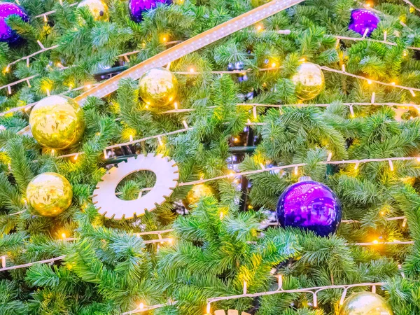 Albero di Capodanno decorato con palline e ghirlanda lucenti blu e oro. Foto a schermo intero — Foto Stock