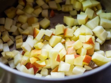 Küçük parçalar halinde, doğranmış elmalar tavanın dibinde yatıyor.